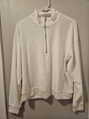 NWOT. Avia Cream Pullover with Black Logo Tag